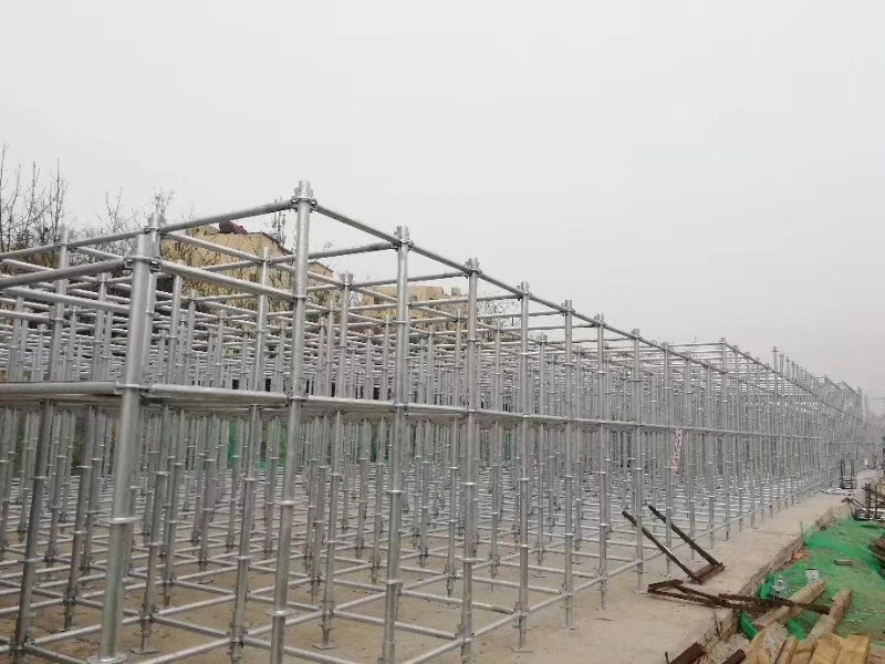 搭建腳手架橫向掃地桿與縱向掃地桿時(shí)，怎么設(shè)置好？ (圖1)