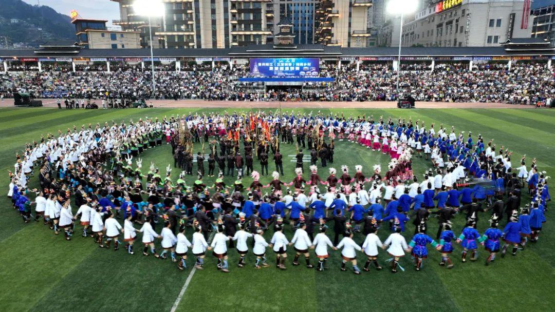 “村超”联赛在榕江县城北新区体育馆举行了盛大的开幕式